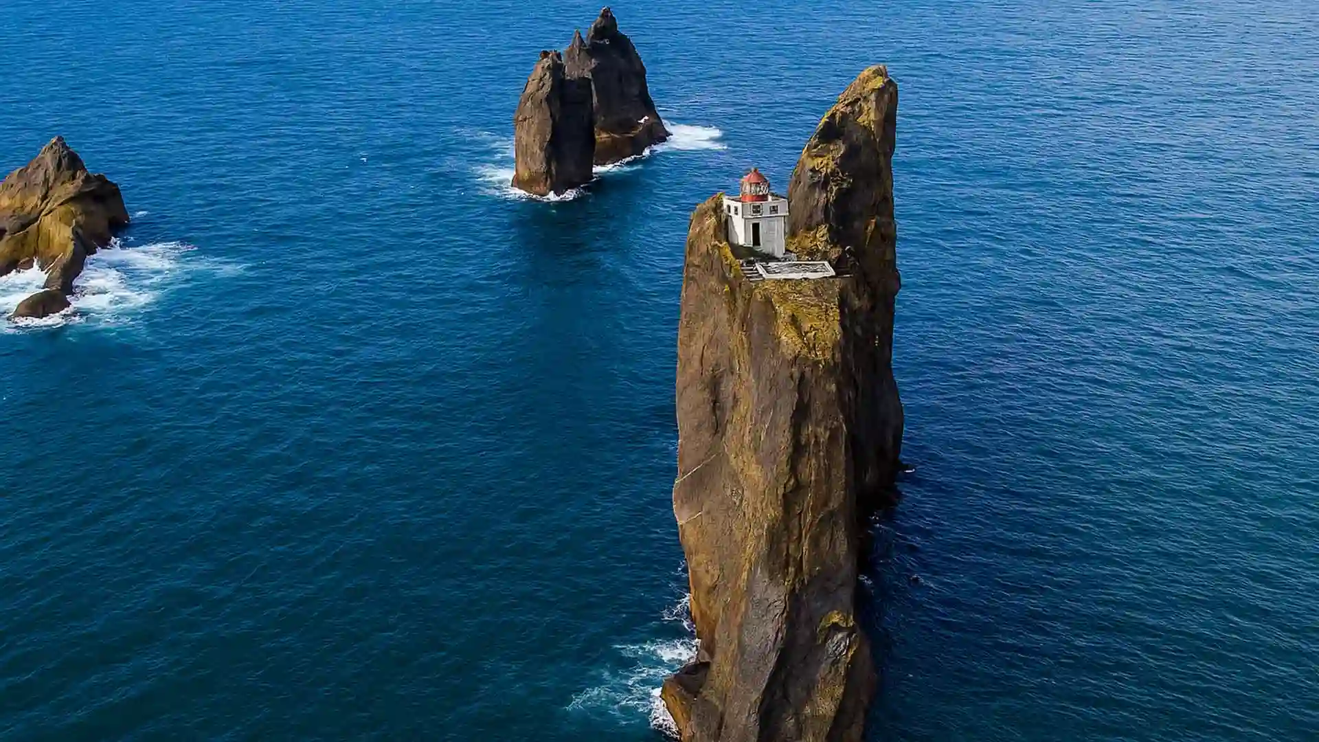 Discover the iconic þrídrangaviti lighthouse and other stunning Icelandic lighthouses ✨ Plan your trip along scenic lighthouse routes with car rental ✅ and transfer options for a seamless Iceland adventure.