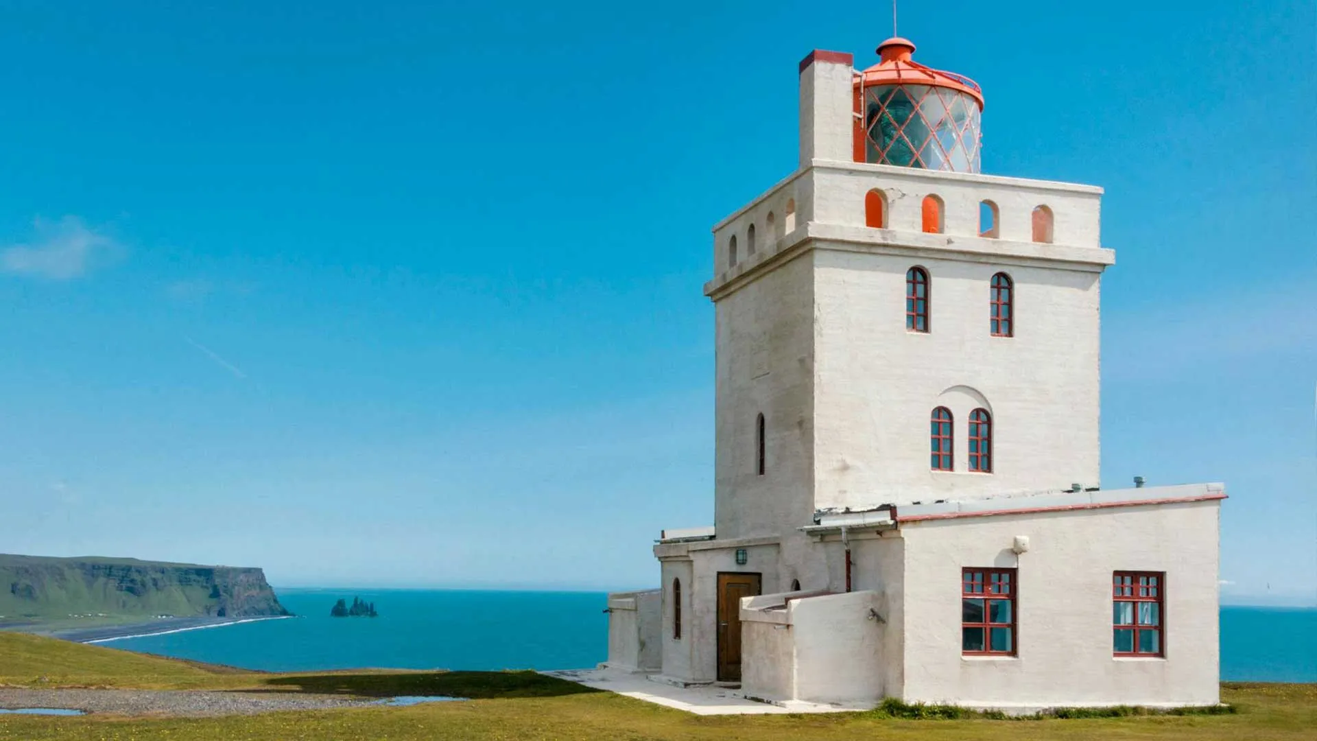 Visit Dyrhólaey Lighthouse hassle-free by car ✨ Discover the best routes, parking options, and scenic stops ⚡ making your Icelandic road trip smooth and memorable.